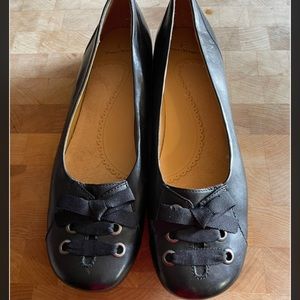 Bare Traps Cathryn Leather Flats with Ribbon and Grommet Ties Size 11 - NWOT
